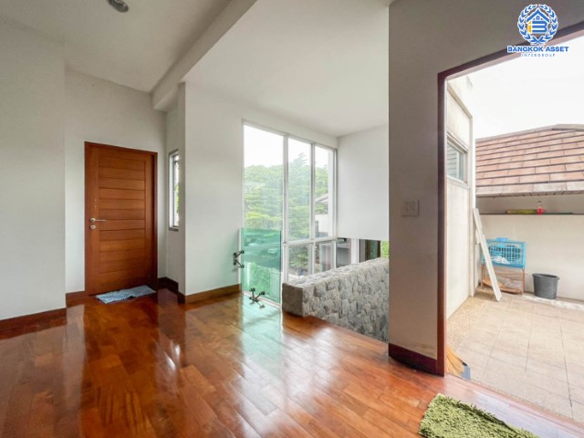 *****บ้านเดี่ยวมือสอง ม. ซอย พหลโยธิน56 พหลโยธิน บ้านเดี่ยวหลังใหญ่ ภายในตกแต่งหรูหรา สวยมาก  บนเนื้อที่เยอะถึง 98.60 ตร.ว.  3 ห้องนอน 3 ห้องน้ำ 2 ที่จอดรถ ภายในบรรยากาศร่มรื่นมีความเป็นส่วนตัวมาก พร้อมมีสระน้ำในตัว  บนพื้นที่กว่า 316 ตร.ม บนทำเลที่ดี เชื่อมต่อถนน พหลโยธิน, ลำลูกกา, วิภาวดี-รังสิต เดินทางสะดวกใกล้รถไฟฟ้า สถานี "แยก คปอ, คูคต"